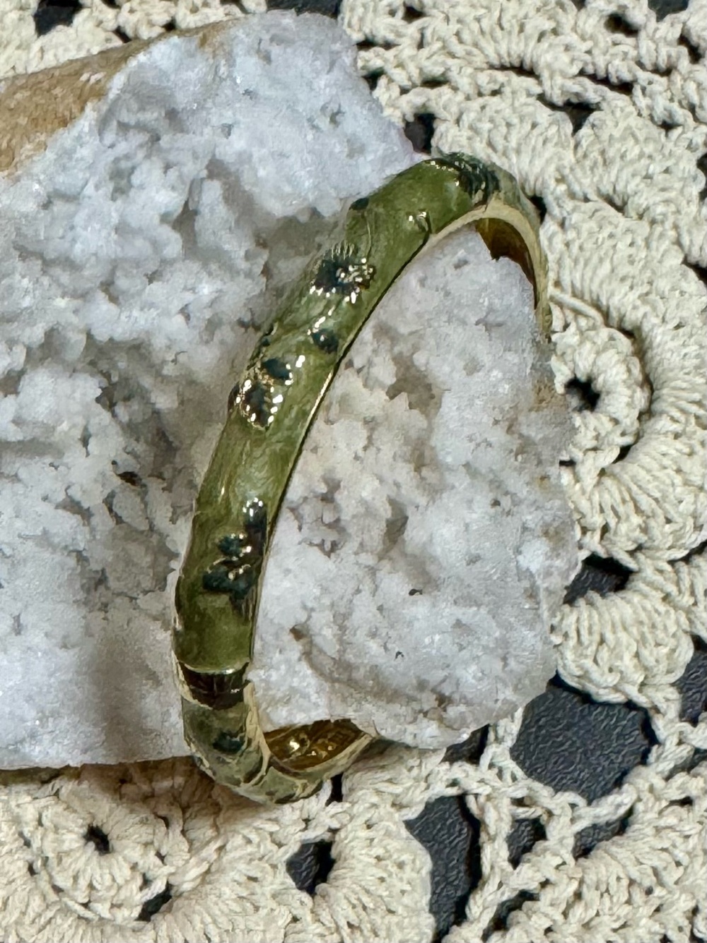 Jiu Long Xing Gold-Tone with Green Enamel Floral Bangle Hinged Bangle Bracelet